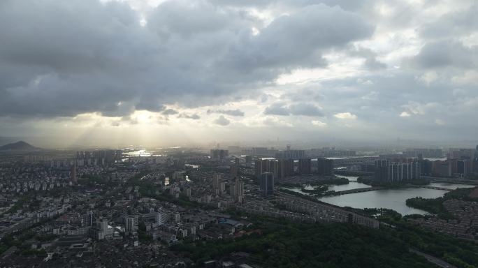 暴风雨来临前的城市上空乌云翻滚4