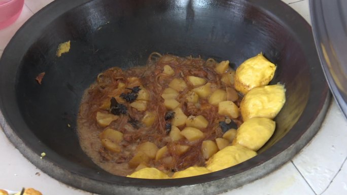 农村柴锅做饭 铁锅炖 贴饼子