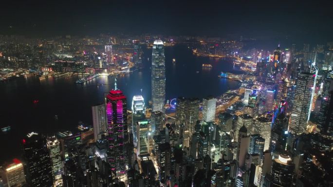 中国香港 - 2025年2月2日：生机勃勃的夜景天际线在港口上展示出耀眼的灯光，城市景观在水面上倒映