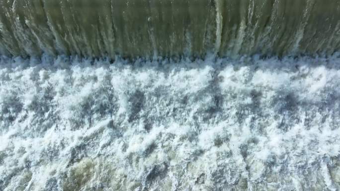 4k航拍水坝泄洪水流湍急的阶梯式瀑布