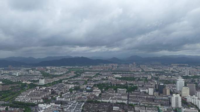 暴风雨来临前的城市上空乌云翻滚1