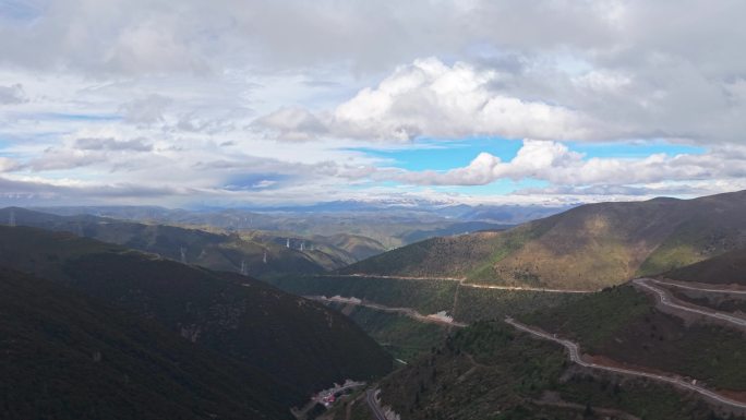 新都桥高尔寺山318国道航拍