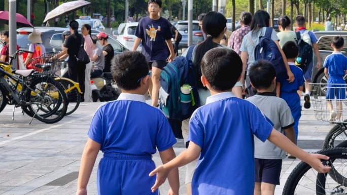 小学生上学放学过马路深圳小学教育深圳校服