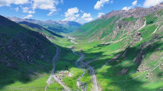 草原独库公路雪山绿色山谷自然景观