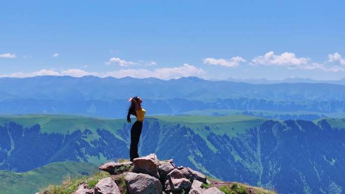 山顶少女的自然风光之旅
