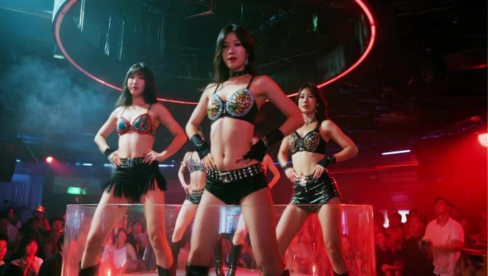 夜店热舞表演 舞台上的性感女郎