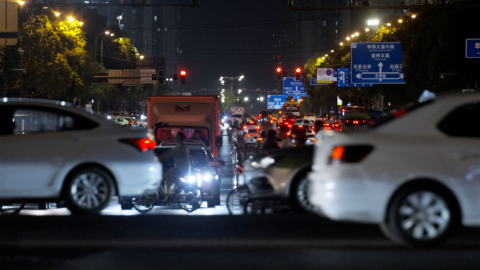 繁忙都市夜景车流穿梭