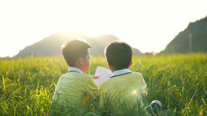 小学生户外阅读看书