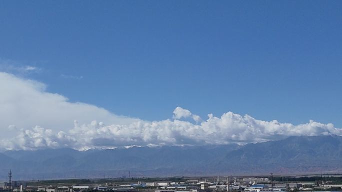 山脉与城市景观