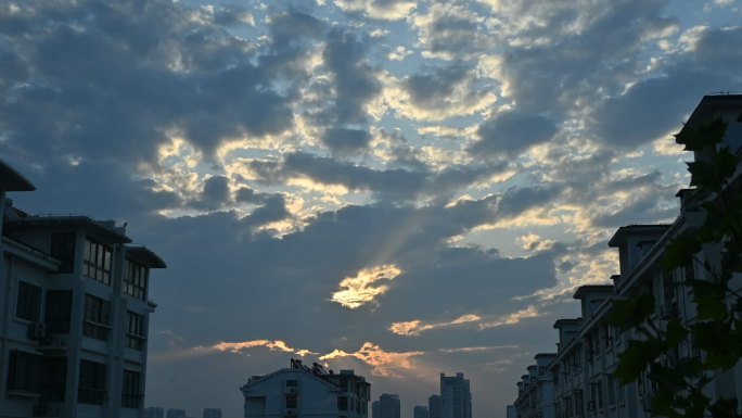 免费早晨阳光穿透云层丁达尔