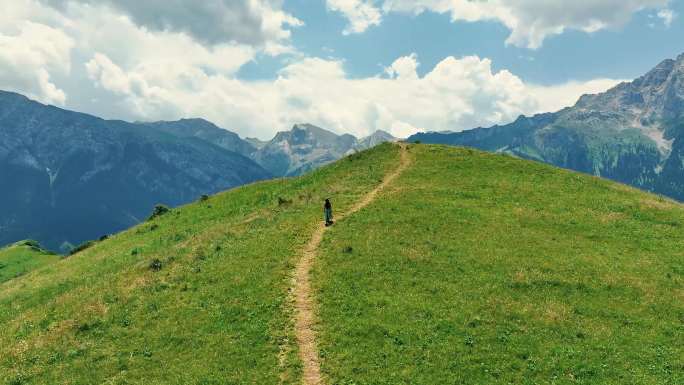 新疆草原蜿蜒山路与自然美景