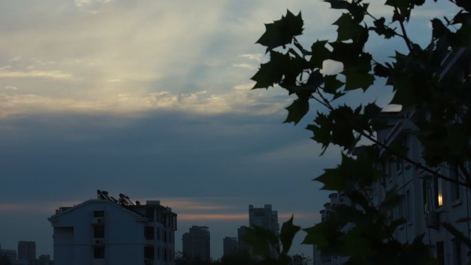 城市建筑群的清晨天空