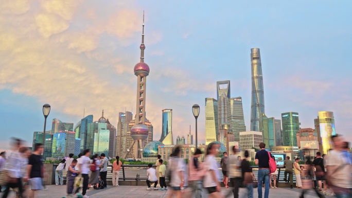 外滩人流涌动东方明珠夜景