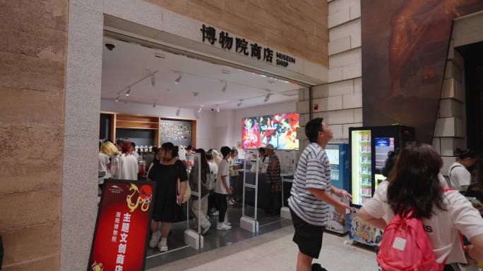湖南省博物馆文创商店购物消费的观众空镜