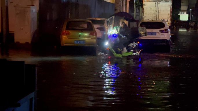 呼和浩特下雨后街道积水