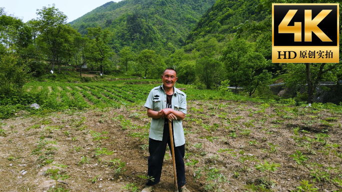 老家农村老父亲形象大山里农民劳动挖地耕作