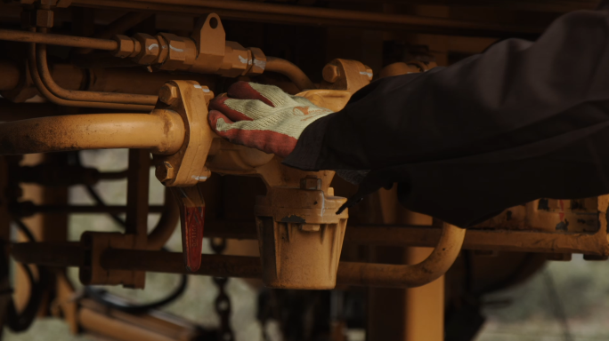 检查铁轨铁路维护工人维修保养设备铁路轨道