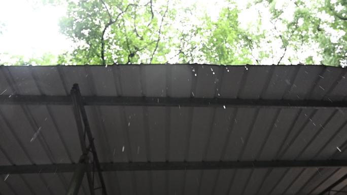屋檐雨滴特写