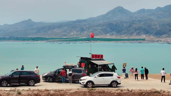 自驾旅行湖光山色下的旅行