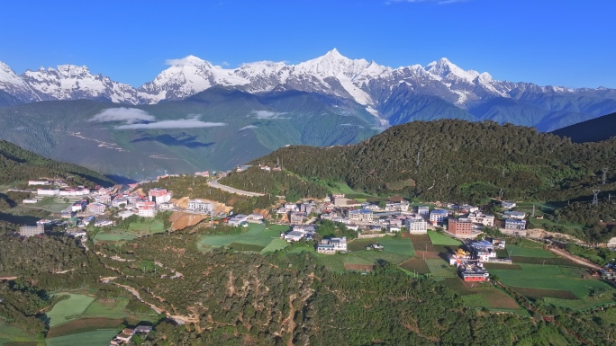 航拍云南迪庆香格里拉飞来寺风景区
