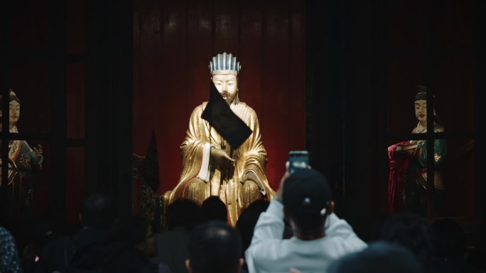 成都，四川，中国。寺庙游客拍摄诸葛亮雕像。诸葛孔明是一位杰出的战略家、政治家和发明家。诸葛亮生活在东