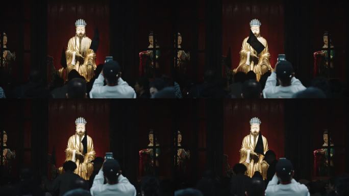 成都，四川，中国。寺庙游客拍摄诸葛亮雕像。诸葛孔明是一位杰出的战略家、政治家和发明家。诸葛亮生活在东