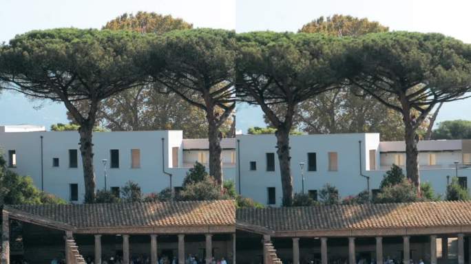 庞贝，意大利。游客在阳光明媚的日子里走近古老建筑四柱廊的遗迹。联合国教科文组织世界遗产。