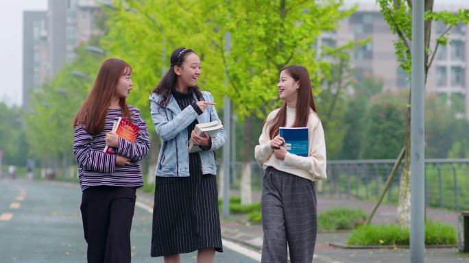 学生在校园散步看书
