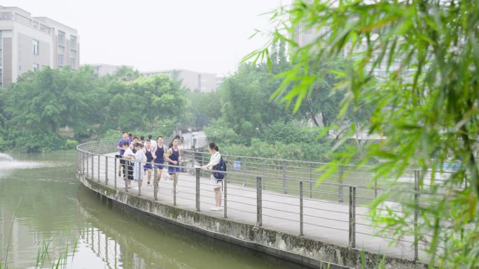 学生在校园跑步锻炼
