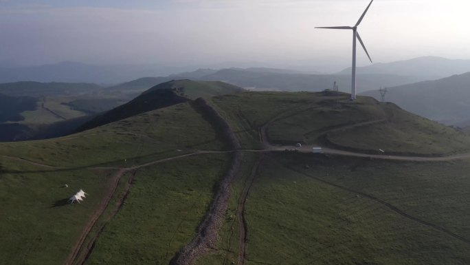 山顶风力发电机景观