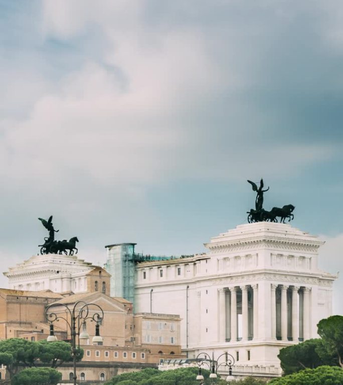罗马，意大利。人们在夏日的Via Dei Fori Imperiali上走动，靠近圣卢卡与圣马丁教堂