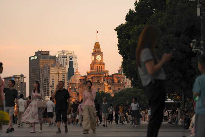 外滩人潮涌动