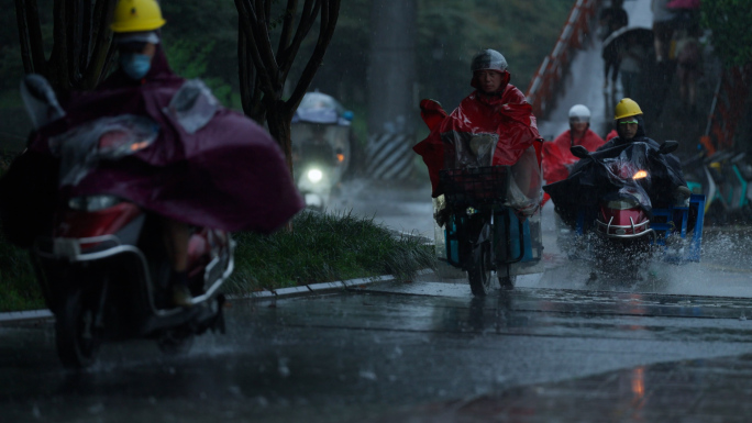 暴雨 城市雨天 雨中车辆行人