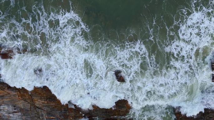 海浪拍打沙滩