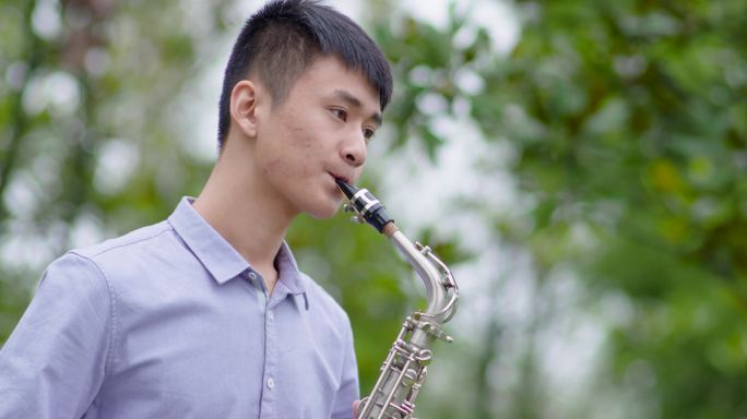 学生在湖边吹萨克斯