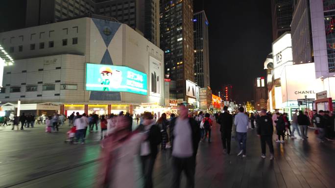 繁华都市夜景人潮涌动