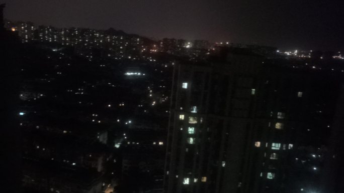 城市夜景灯光璀璨，高楼夜景万家灯火