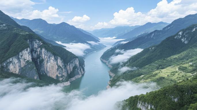 云雾缭绕的山间江河