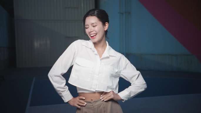 美女小姐姐街拍对镜头笑