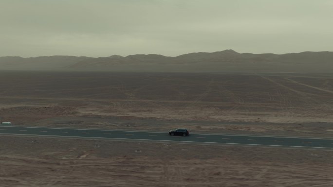 荒漠公路上的孤独旅程