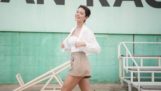 美女小姐姐街拍对镜头笑