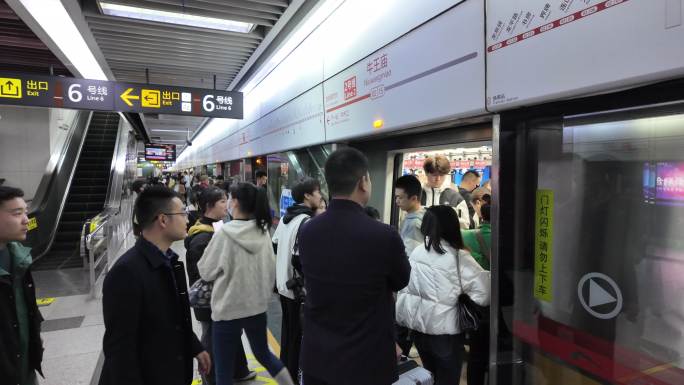 拥挤的地铁车厢通勤地铁乘客