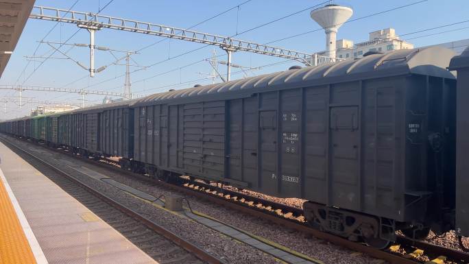货运列车行驶实拍