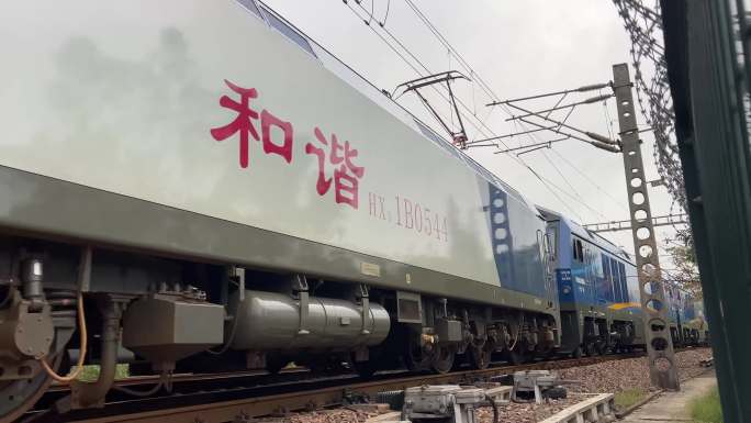 和谐号电力机车运行实拍