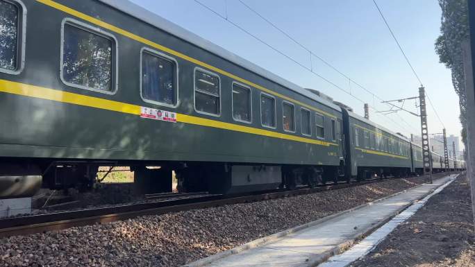 绿皮火车行驶实拍