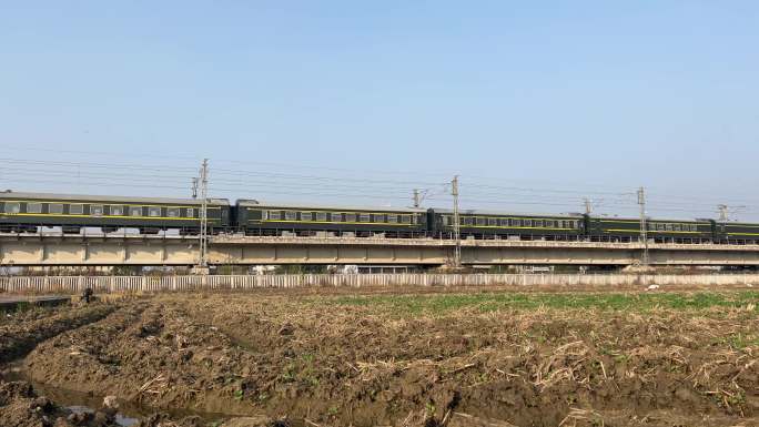 彩色列车行驶在田野之上