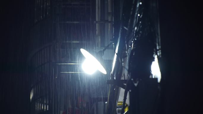 夜雨中的城市灯光