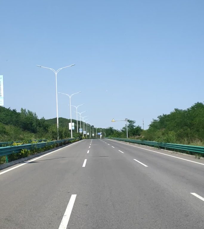 空旷公路上的延伸感