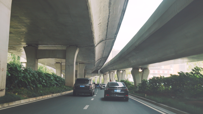 城市高速公路车辆行驶