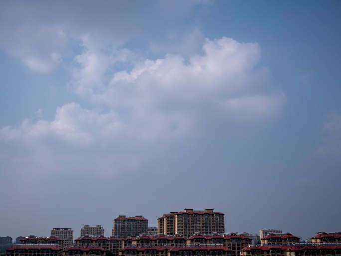 城市建筑群与天空云朵